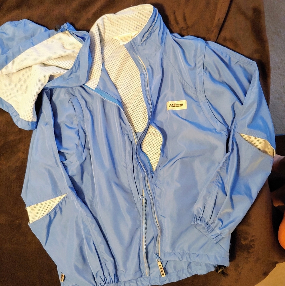 Running wind breaker with hood